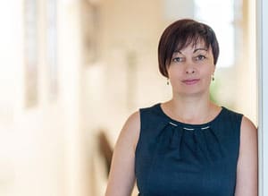 woman-7772193_300 strong leadership mistake