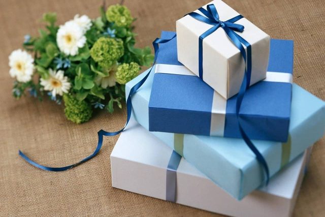 give presents of presence